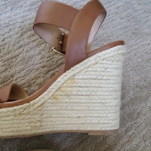 Steve Madden tan wedges with gold finish buckles - Picture 3 of 5